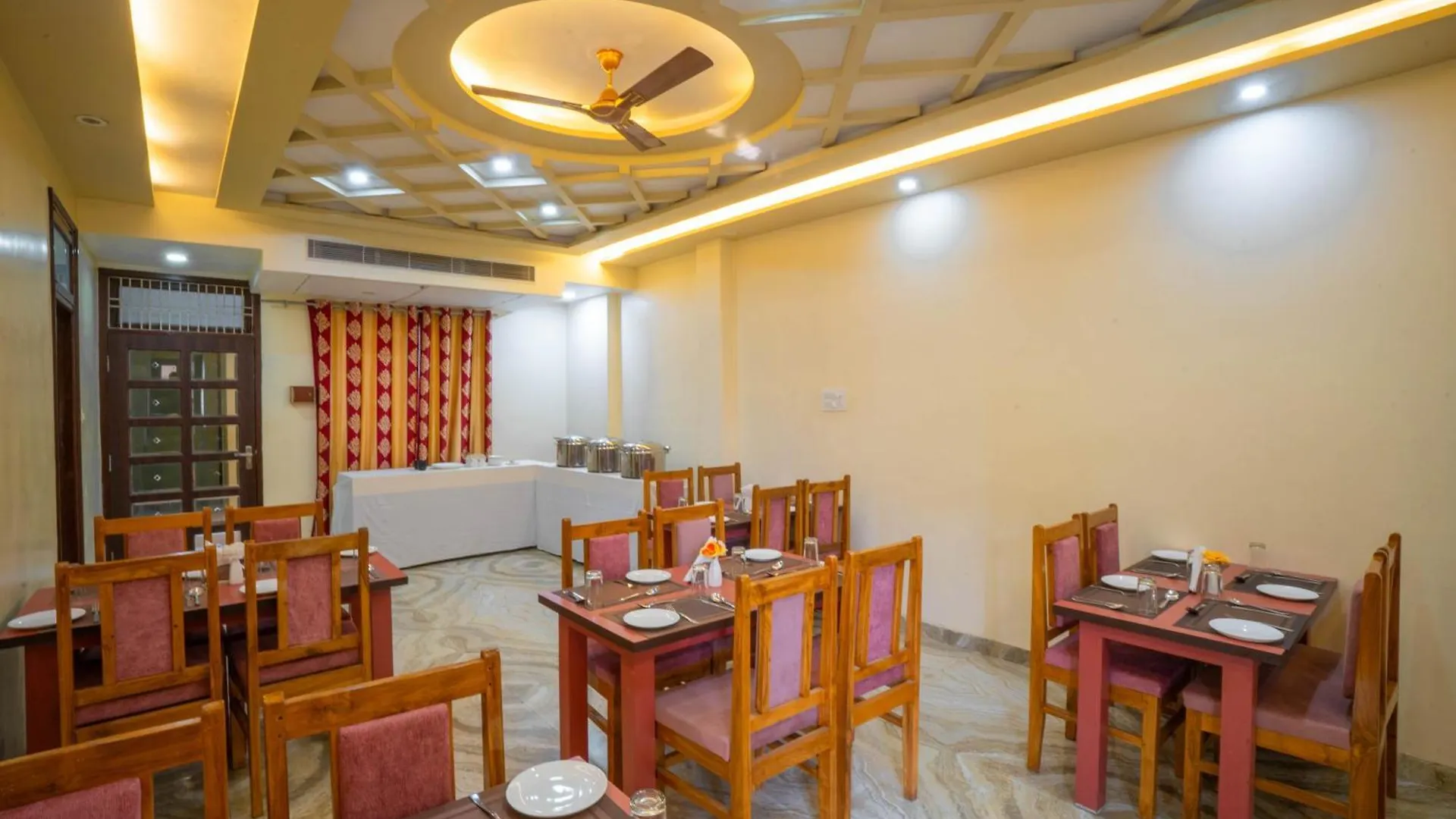 Hotel Kiaara Varanasi 3*,  India